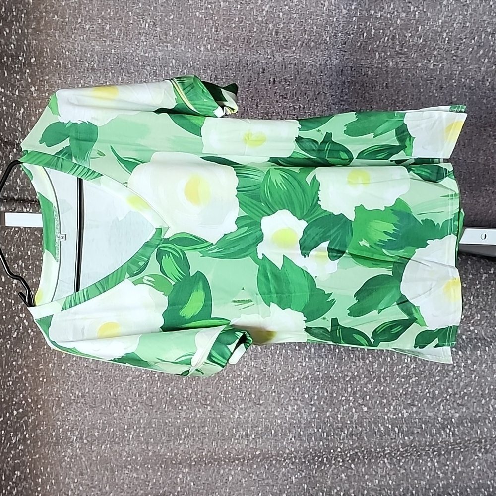 Women's short-sleeved blouse.